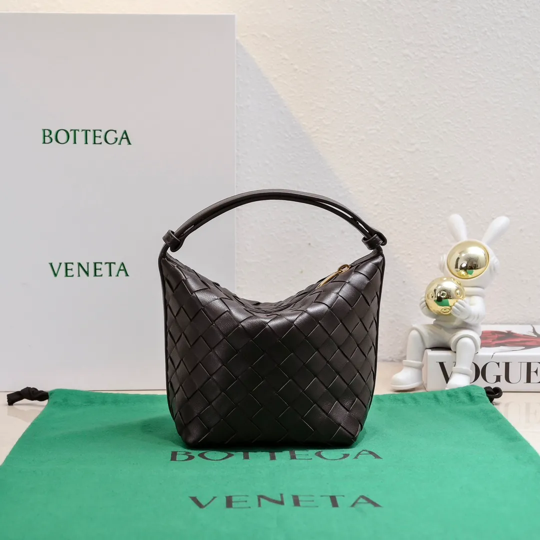Batch 1280 It is predicted that BV Bottega's lunch bag will be popular again this year🔥. It is very soft and lightweight. It also uses the intrecciato weaving process that the two founders spent several months developing from the beginning of the brand. It is completely hand-woven by Italian craftsmen and perfectly reflects the craftsmanship of Bottega. The entire bag shape is also a very practical and popular lunch box bag shape. The slightly curved arc of the bag mouth can also better fit our wrists. Style number: 7748-1 Size: 17*13.5*5cm